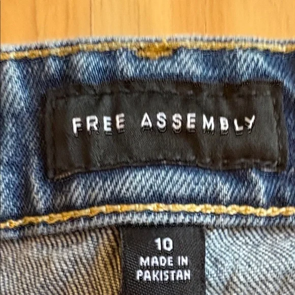 Two pairs of Free Assembly Classic Blue Denim Jeans - Picture 5 of 6